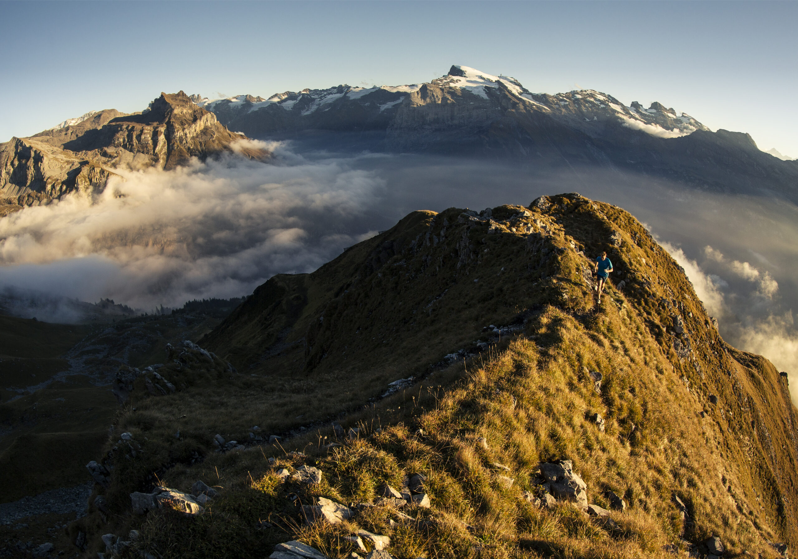 Gratweg im Brunnigebiet mit Blick über ein Nebelmeer
