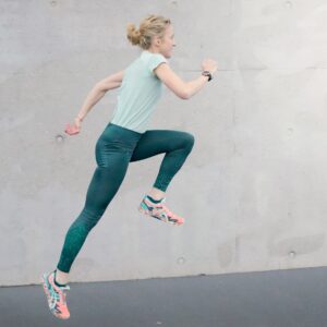 Läuferin beim Training zum Wiedereinstieg ins Laufen – rund8fit