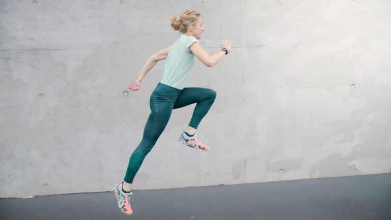 Zurück zum Laufen nach der Schwangerschaft – rund8fit | Samstag Läuferin beim Training zum Wiedereinstieg ins Laufen – rund8fit